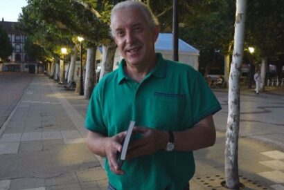 El escritor José María Lebrero posa con un libro