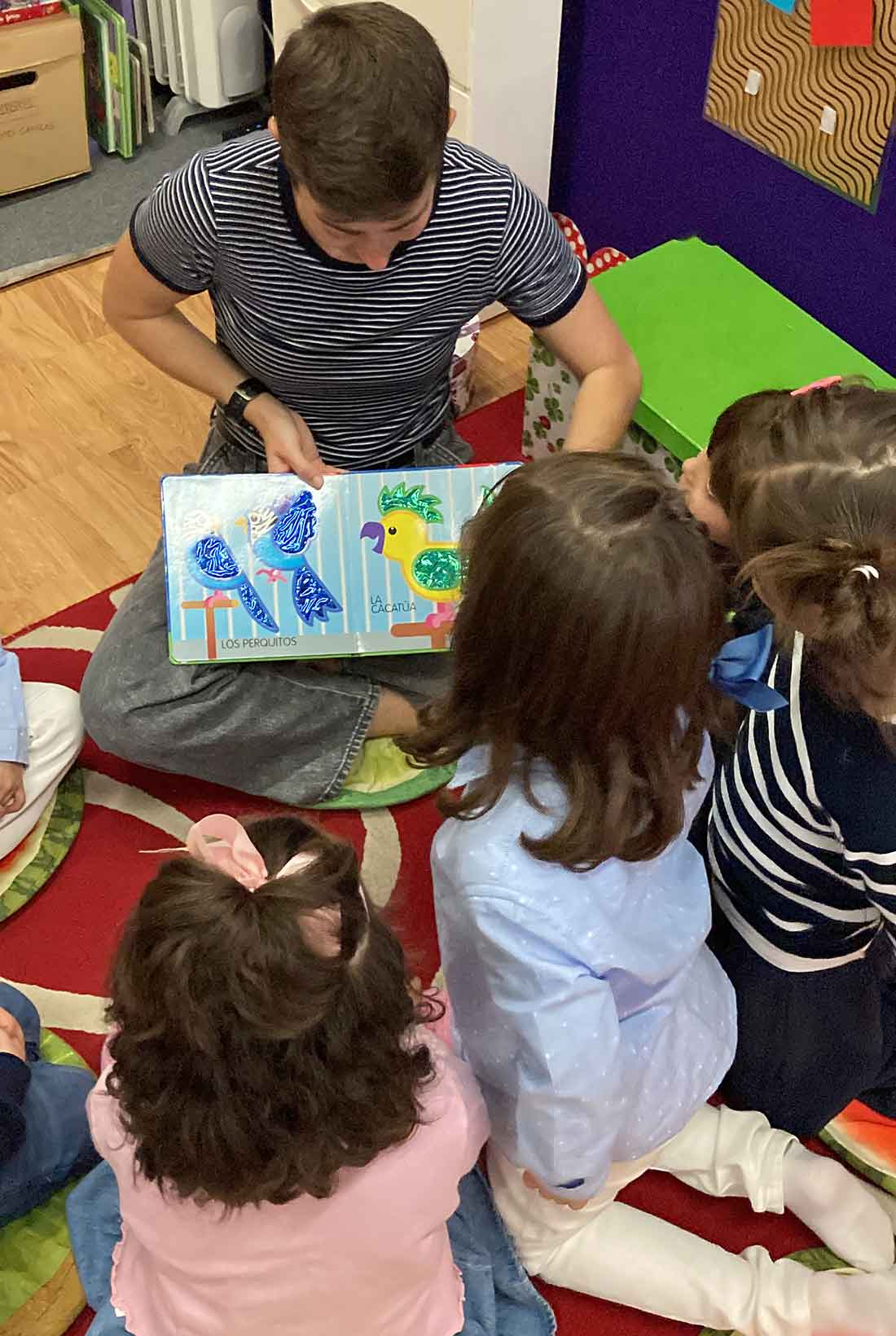 Una profesora con los alumnos del campamento de inglés de Actitud Bilingüe