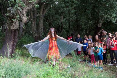 La Nubera explica a los niños cómo controla el tiempo en la Senda Encantada de Cobrana