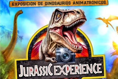 Cartel de Jurassic Experience, una exposición de dinosaurios animatrónicos donde aparece un gran tiranosaurio Rex abriendo la boca y haciendo una foto.