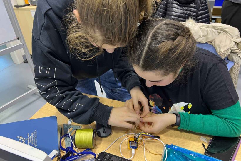 Dos niñas trabajan en un proyecto de Fab Lab León