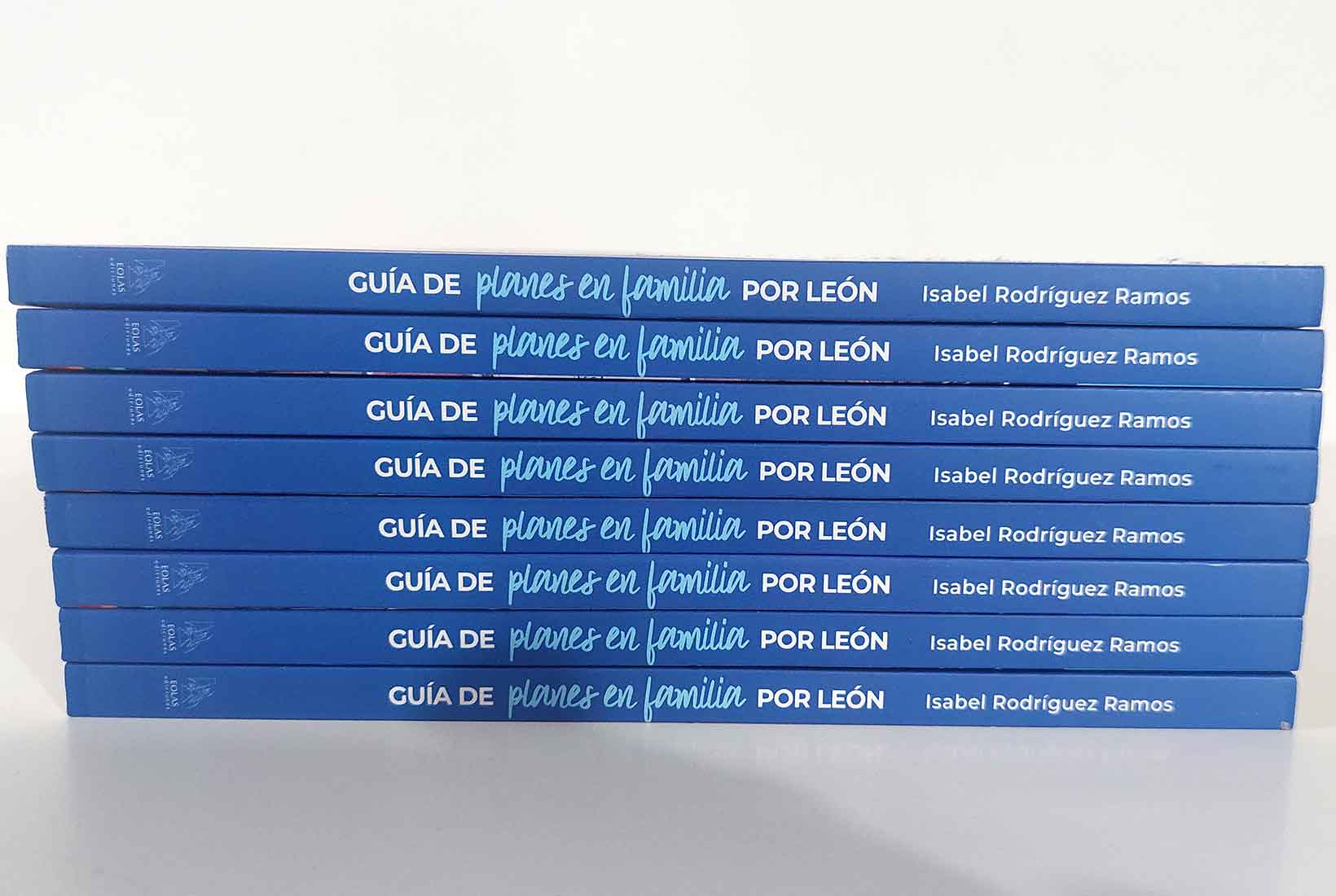 Varias Guías de Planes en Familia por León apiladas una sobre otra.