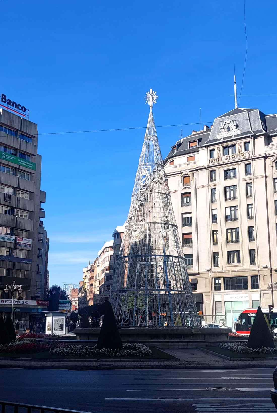 Árbol luminoso instalado en la fuente de la Plaza de Santo Domingo de León para Navidad.