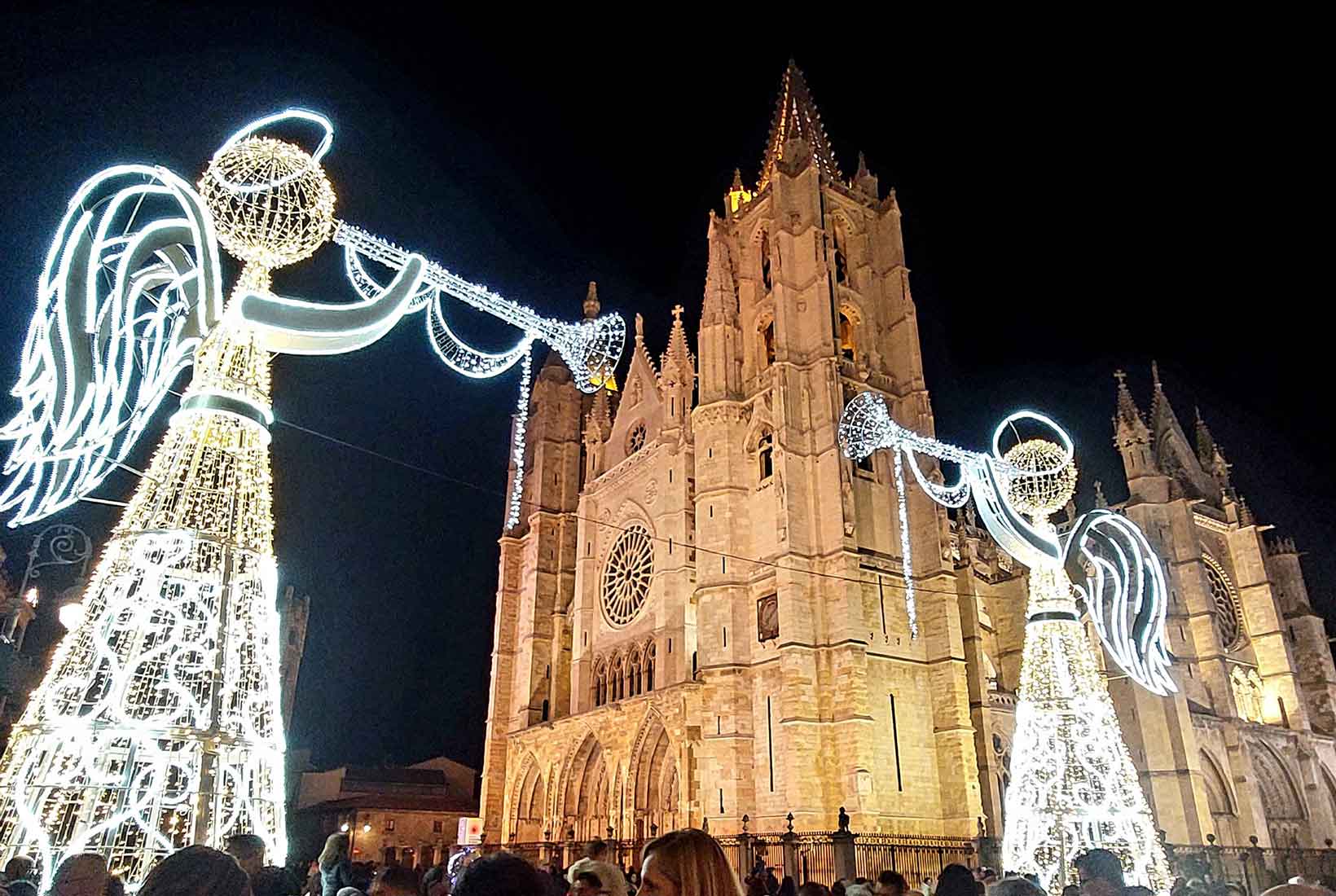 Dos ángeles iluminados delante de la Catedral de León en la Navidad de 2023.