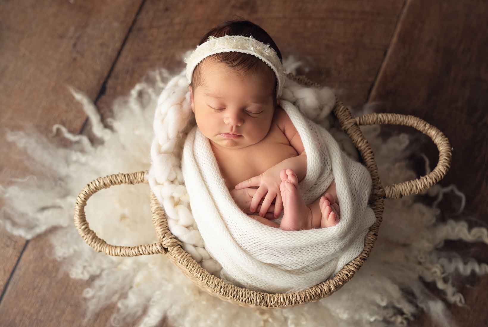 Fotografía de un bebés metido en una cesta de Jennifer Suárez Fotografía. 