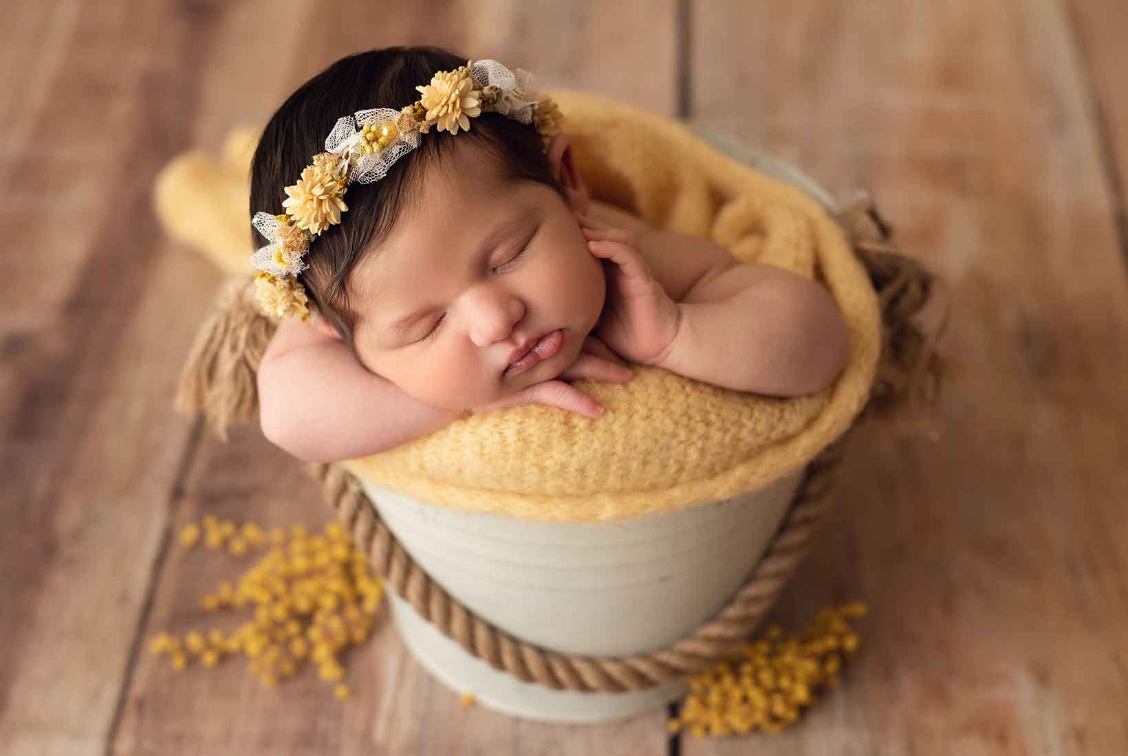 Fotografía de un bebé metido en un cubo de Jennifer Suárez Fotografía. 