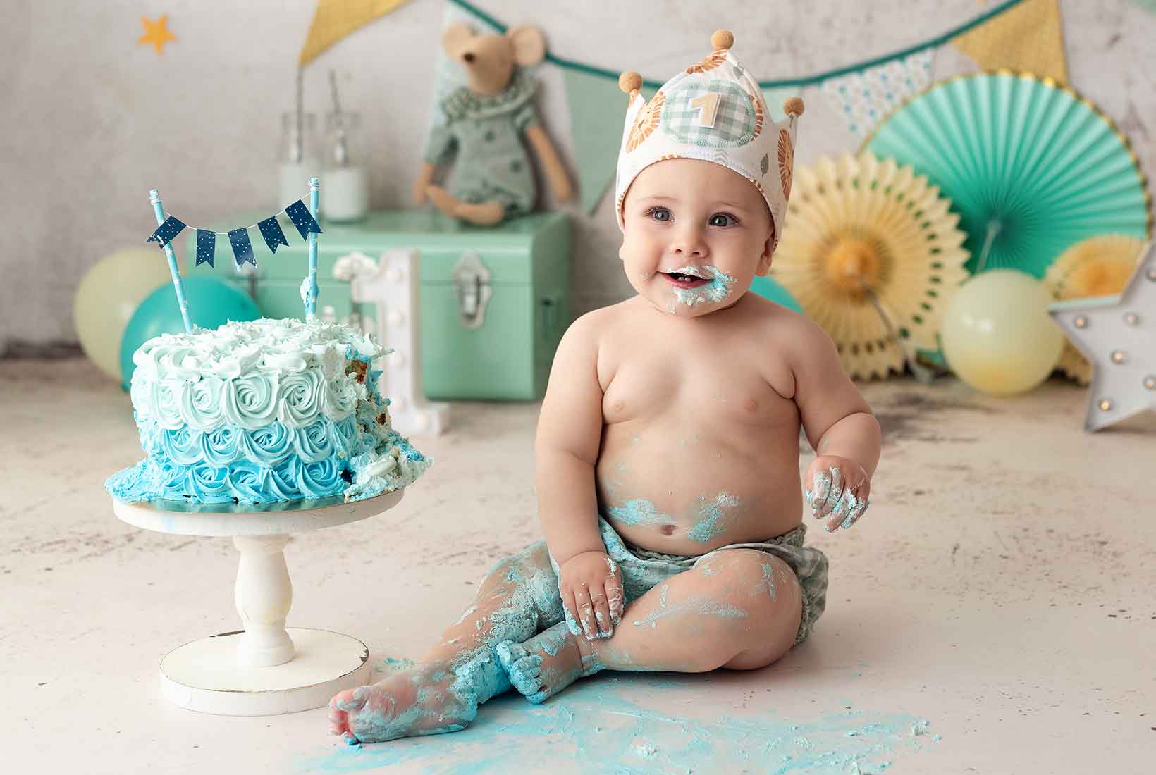 Sesión smash cake con un bebé de un año. Jennifer Suárez Fotografía. 