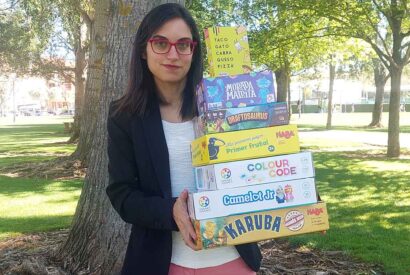 La neuropsicóloga Jessica Melgar posa con varios juegos de mesa de los que vende y recomienda