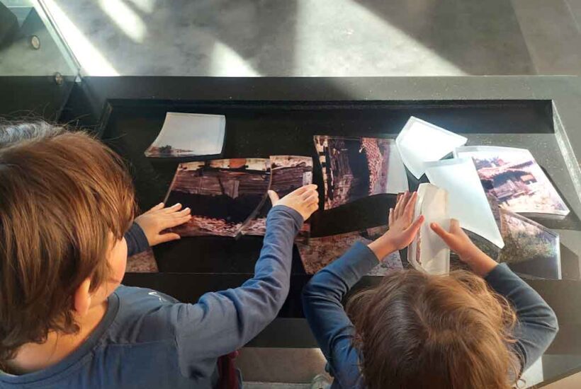 Dos niños montan un puzle en el Museo de la Minería y la Siderurgia de Sabero
