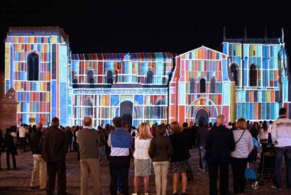 Fachada de San Isidoro iluminada por la proyección artística.