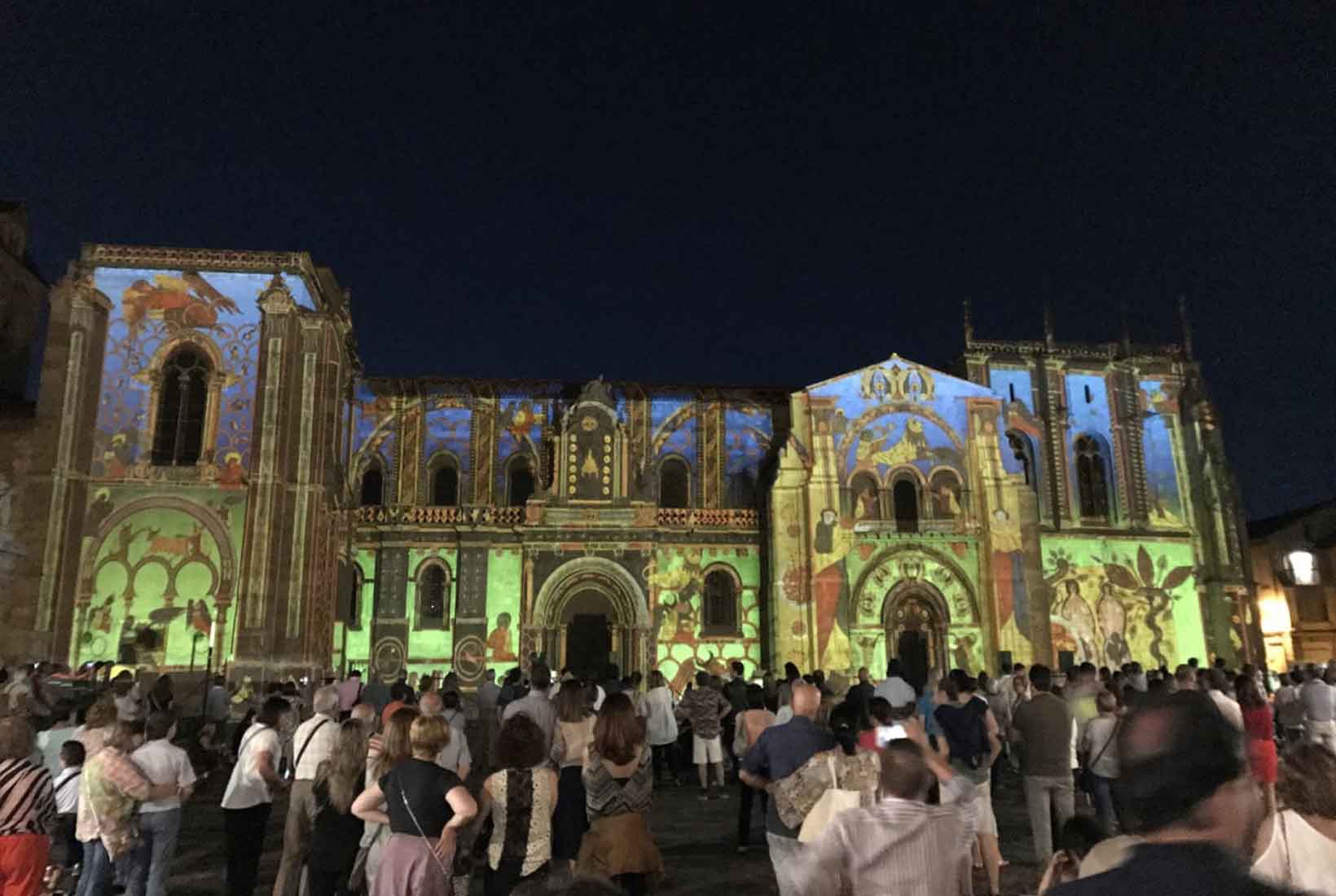 Fachada de san Isidoro iluminada con la proyección artística. 