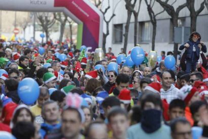 Numerosos corredores en la salida de la San Silvestre de León