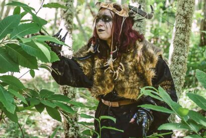 Un personaje enmascarado mira la vegetación durante la visita teatraliazada de El Soto de Villar