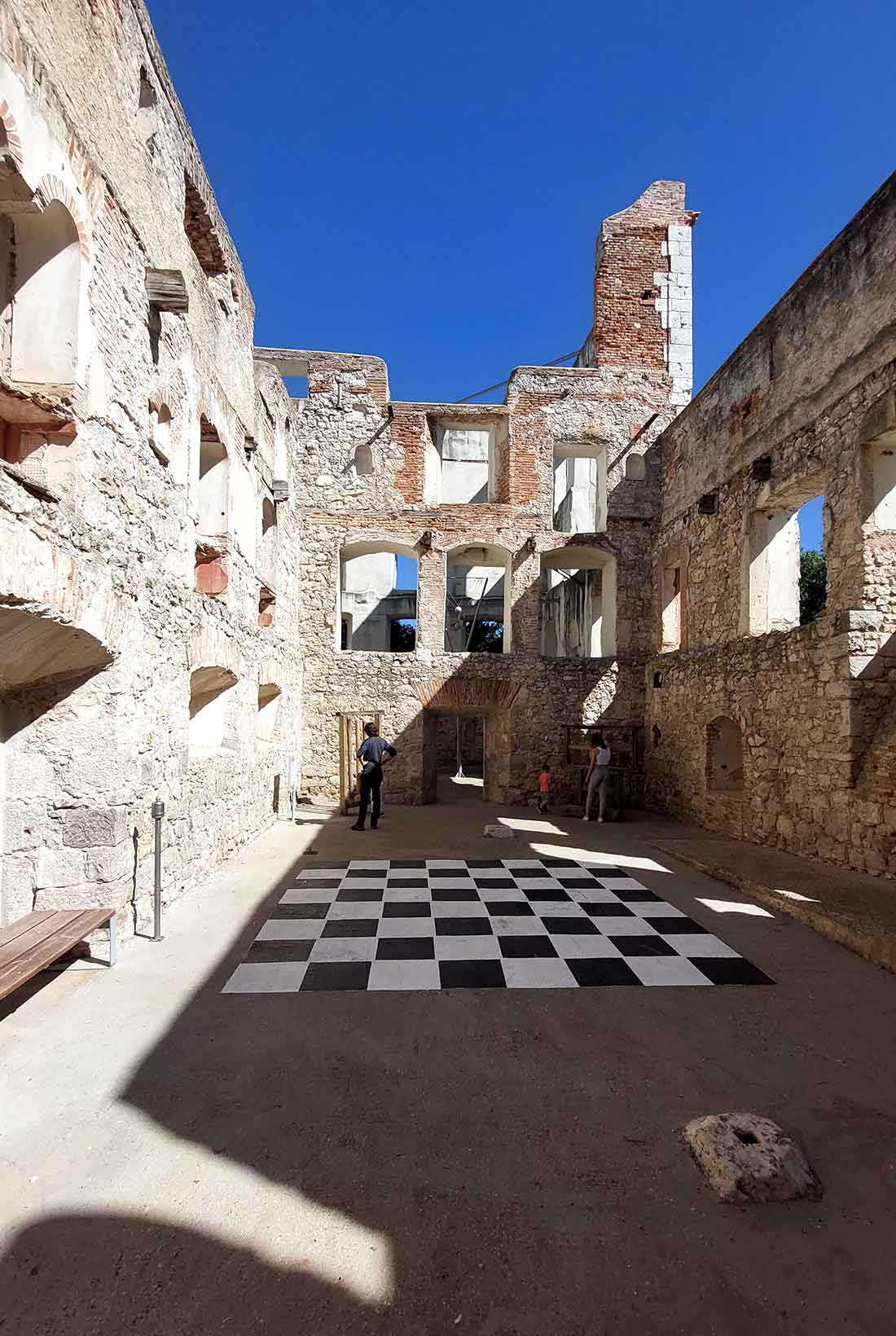 Ruinas de la fortaleza de los Power donde han ubicado el Valle de los Seis Sentidos, en Renedo de Esgueva (Valladolid). En la imagen se ve un tablero de ajedrez pintado en el suelo.