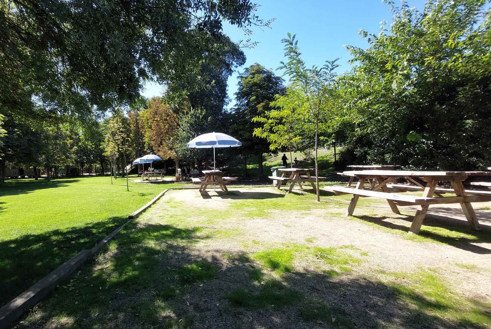 Zona de merendero en el Valle de los Seis Sentidos en Renedo de Esgueva (Valladolid).